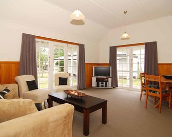 كواليتي سويتس هوكا فولز - تاوبو - غرفة معيشة