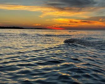 Cedar Island Beachfront Cottage - Cedar Island