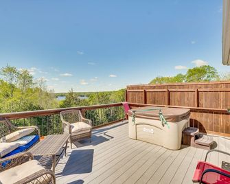 Lake-View Kentucky Getaway with Resort Amenities! - Taylorsville - Balcony