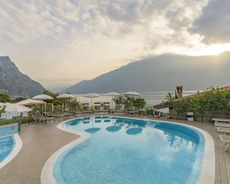 Garda Suite Hotel - Adults Only Hotel - לימונה סול גרדה - בריכה