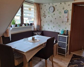 Ferienwohnung Sonja mit Garten und Freisitz - Steinwiesen - Comedor