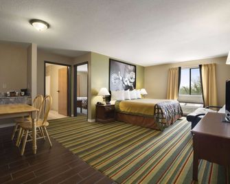 Super 8 by Wyndham Childress - Childress - Bedroom