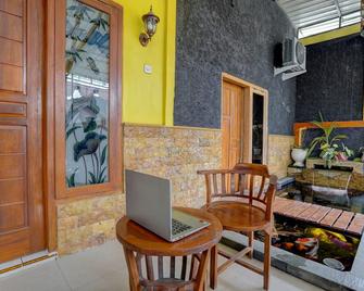 OYO Life 92840 Wisma Morricco - Jombang - Patio