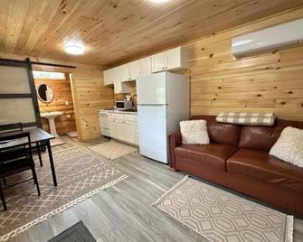 Mason Hollow Hideaway Cozy cabin with WiFi and AC in peaceful Whitley County KY - Rockholds - Living room