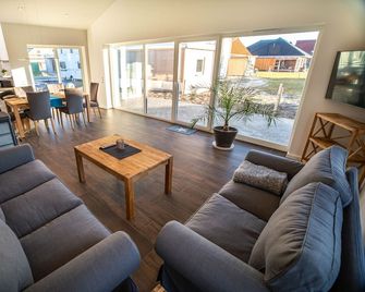 Dänisches Blockhaus direkt am Wangermeer - Wangerland - Wohnzimmer
