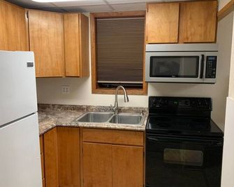 Moose 2 bedroom lower, close to downtown - Fairbanks - Kitchen
