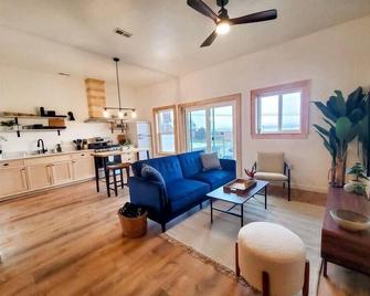 North Apartment with Lake Superior Views - Ashland - Вітальня