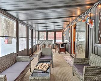 Near Skiing Pocono Lake Cabin with Screened Patio - Pocono Pines - Lounge