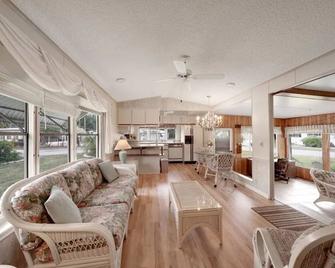 Minnie Pearl Haven - River Ranch - Living room