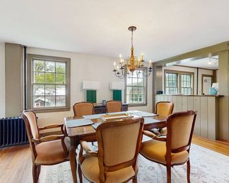 Historic Vermont farmhouse in 100+ acres, balcony, sunroom, office, window a/c - Chester - Eetruimte