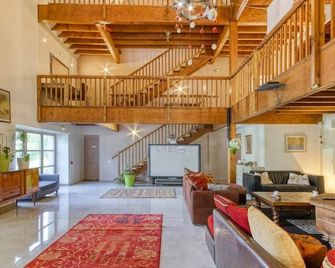 Gîte \'Le Paradis\' – A Haven of Peace in the Heart of Auvergne - Orcival - Hall d’entrée