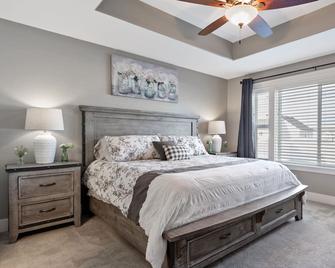 Spacious Home with swim spa and games sleeps 27 - Ammon - Sypialnia