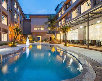 Guilin Jinsangzi International Hotel (Liangjiang Sihu Elephant Trunk Hill) - Guilin - Pool