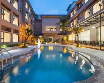 Guilin Jinsangzi International Hotel (Liangjiang Sihu Elephant Trunk Hill) - גילין - בריכה