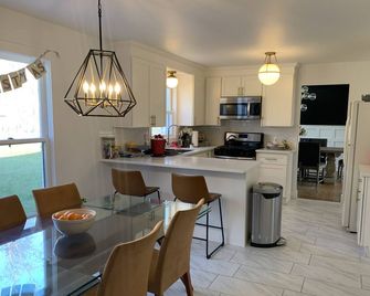 4BR Colonial Home Executive or Family Rental - Rochester Hills - Dining room