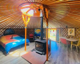 Secluded yurt down by the river - Baddeck - Slaapkamer