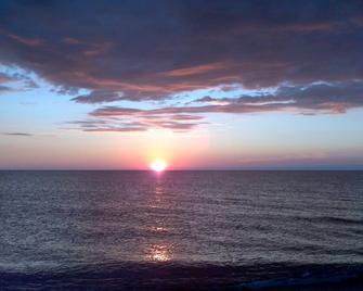3/3 South Seas ON beach Sleeps 8 pool TOP Floor End Unit newly renovated - Captiva