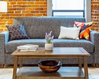 Cozy Riverfront Park 1 Bed Travel Apartment - Spokane - Living room