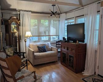 Wine Country Cozy Home Away in the Woods - Riverhead - Living room