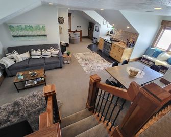 LUXURY Loft on Multi-Million 4 acre Estate in charming, Swiss town - Midway - Living room