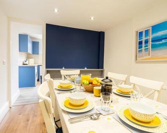 Newly-renovated, mid-terrace cottage in Porthmadog - Porthmadog - Dining room