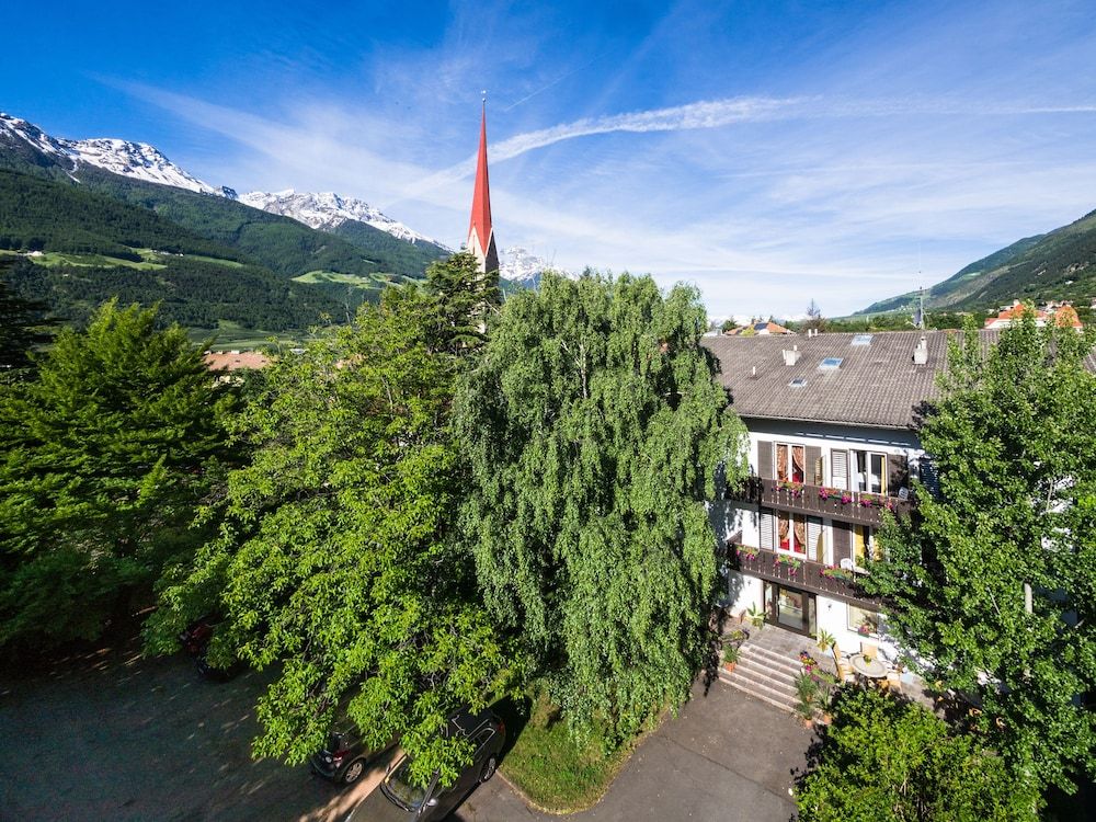 Hotel Pension Schweitzer - Silandro - Outdoors view