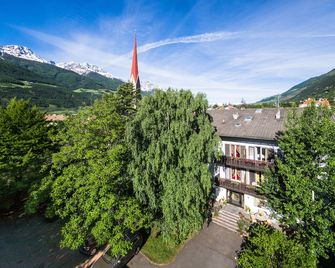 Hotel Pension Schweitzer - Silandro - Outdoors view