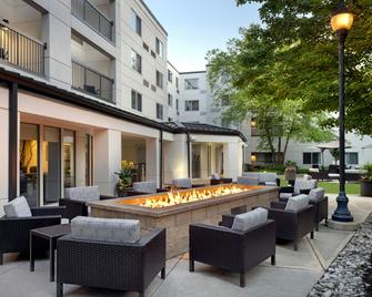 Courtyard by Marriott Edison Woodbridge - Edison - Patio
