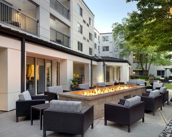 Courtyard by Marriott Edison Woodbridge - Edison - Patio
