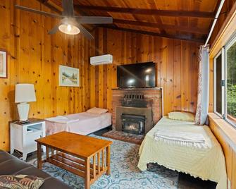 Jaxen - Cabin Masoods Lodge - Boulder Creek - Bedroom