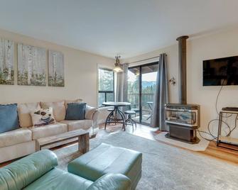 Less Than 3 Mi to Lake Tahoe Incline Village Condo! - Incline Village - Living room