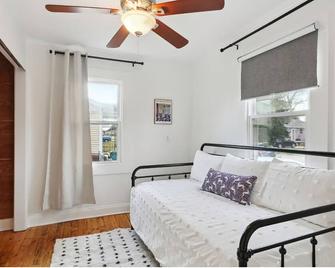 Cozy 2‑BR Furnished Home w/ Parking near Ochsner & EJ Hospitals - Metairie - Living room