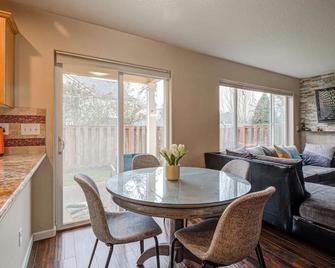 Modern home in Orenco - Hillsboro - Dining room