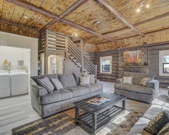 New Hot Tub Colorado Cabin In Heart Of Woodland Park - 331616 - Woodland Park - Sala de estar