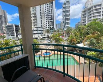 Cha Private Apts Aruba Beach - Broadbeach - Balcony