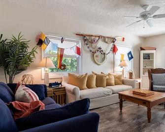 Impressive 4/4 waterfront family/pet friendly home in beautiful Duck Key FL. - Duck Key - Sala de estar