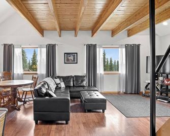 Stunning 5 bedroom view home at Fox Den - Fairbanks - Huiskamer