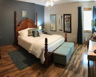 Travelers Sanctuary - 2 bedroom, 2 bath first floor unit in a single-family home - Roscoe - Bedroom