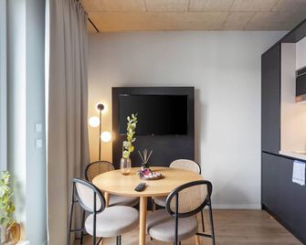 limehome Düsseldorf - Düsseldorf - Sala pranzo