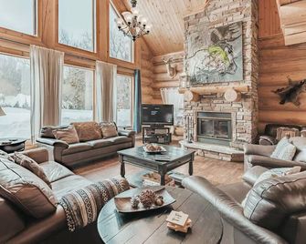 Ultimate Group Getaway, Private Pool, Sp - Mille-Isles - Living room