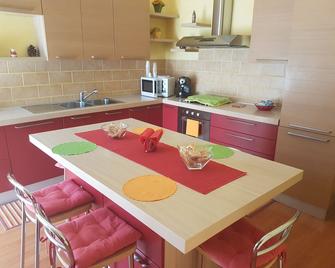 Thousand Colors - Naples - Kitchen