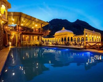 Badi Garh Resort - 烏代浦 - 游泳池