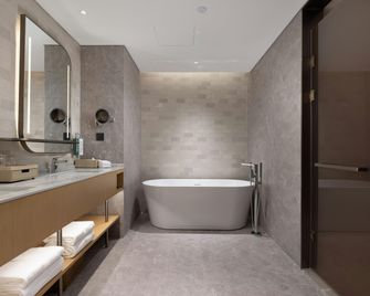Hilton Garden Inn Harbin Haxi - Harbin - Bathroom