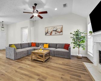 Your Cozy Escape in the Heart of Welcoming Prattville Alabama - Prattville - Living room