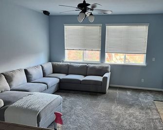 Spacious 6-bedroom house in charming Rancho Cordova w/ AC, WiFi, Swimming Pool - Rancho Cordova - Olohuone