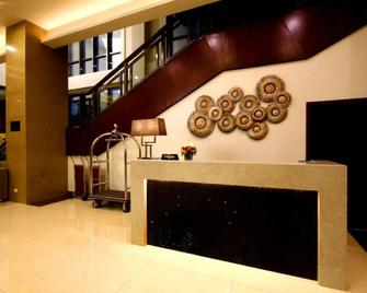 Mandarin Plaza Hotel - Cebu City - Front desk