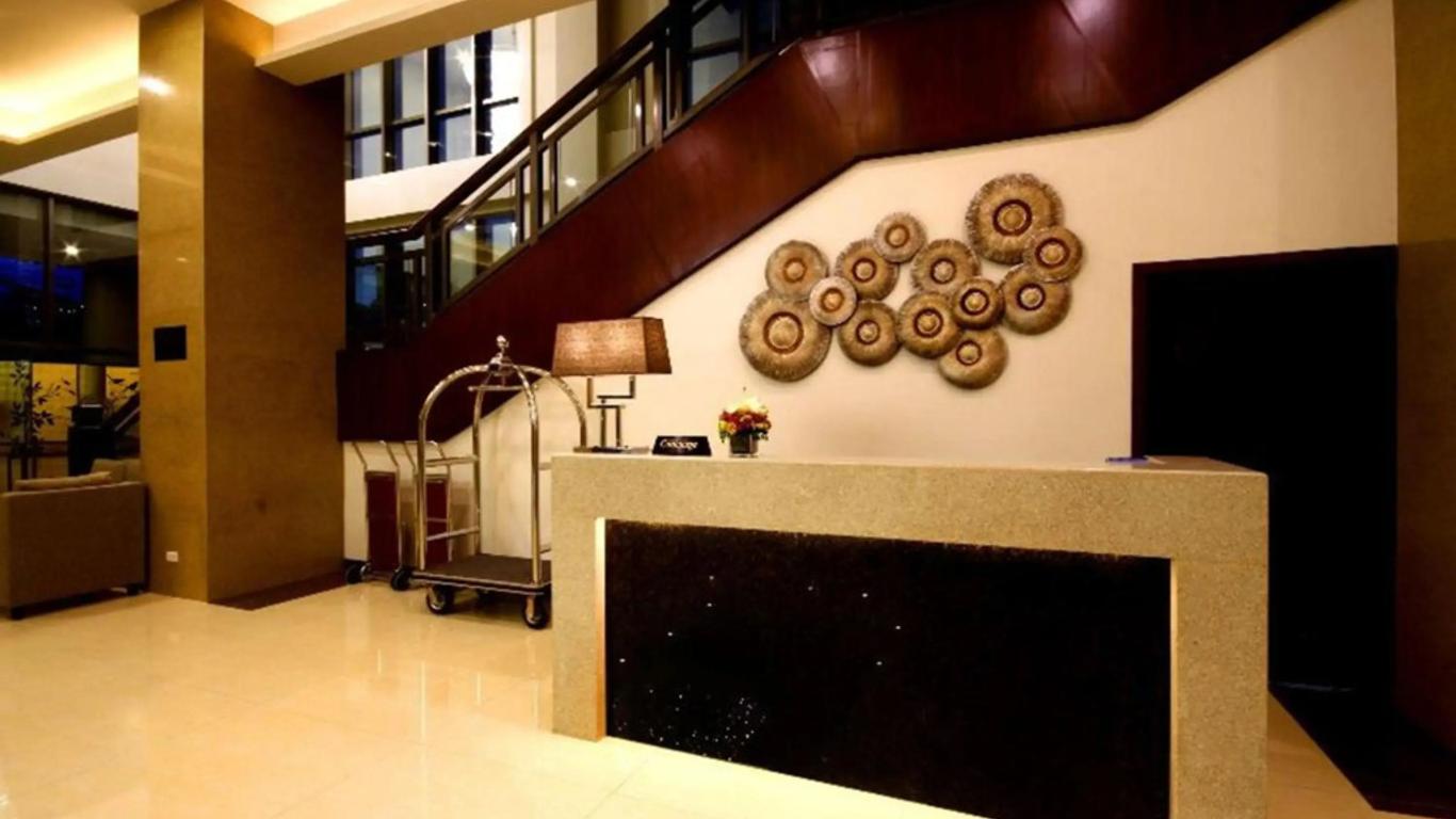 Mandarin Plaza Hotel
