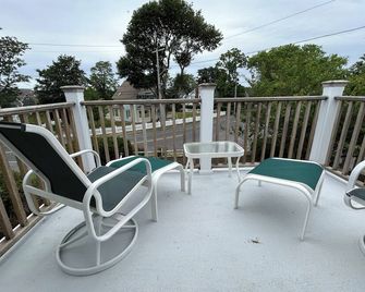 Chatham Village: Lovely 1-Bedroom Apartment in Antique Home - Chatham - Balcony