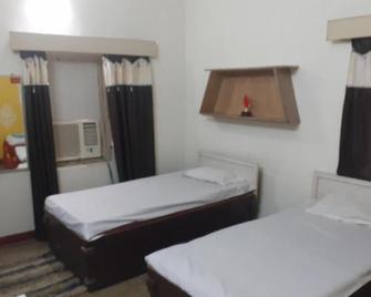International Hotel - Gorakhpur - Bedroom