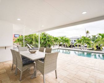 Updated St James City Home on Canal w/ Pool & Dock - Saint James City - Piscina